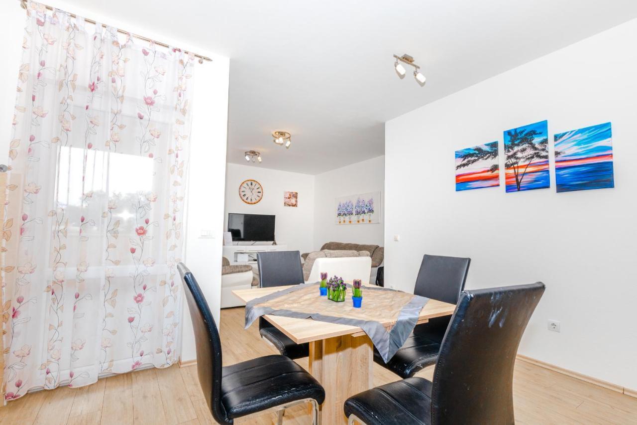 Spacious 2-Bedroom Apartment With Terrace And Parking Cavtat Exterior photo