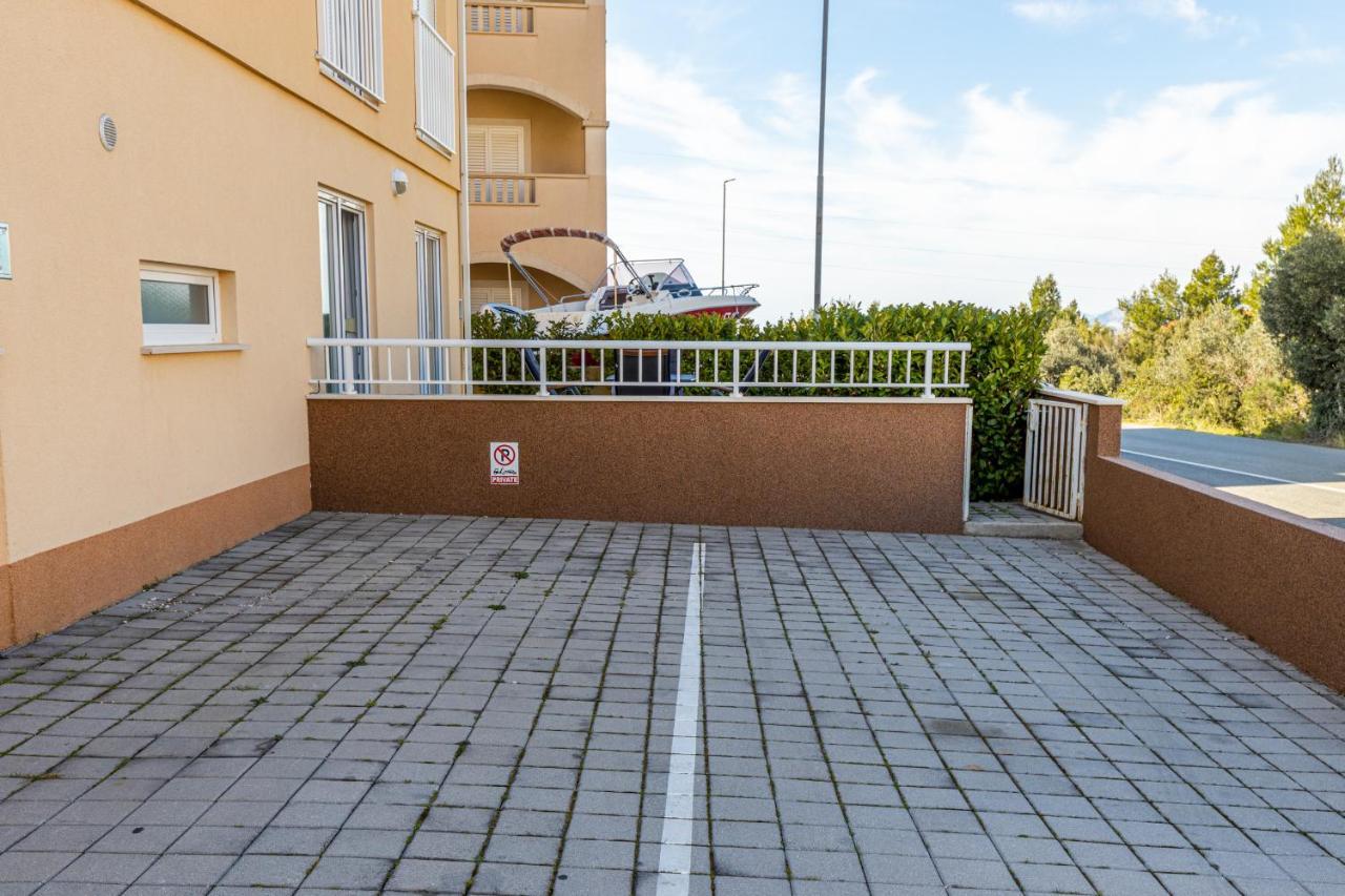 Spacious 2-Bedroom Apartment With Terrace And Parking Cavtat Exterior photo