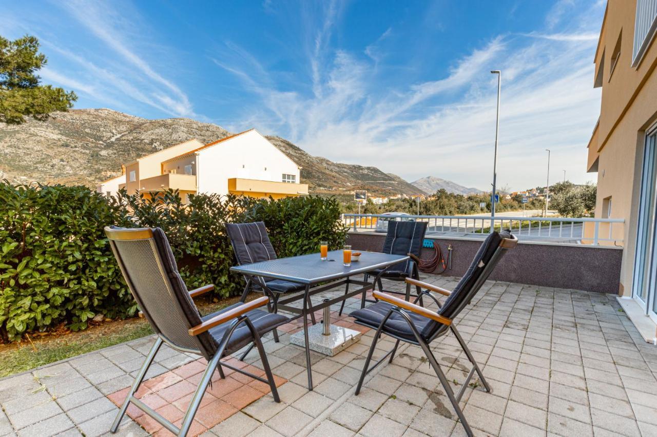Spacious 2-Bedroom Apartment With Terrace And Parking Cavtat Exterior photo