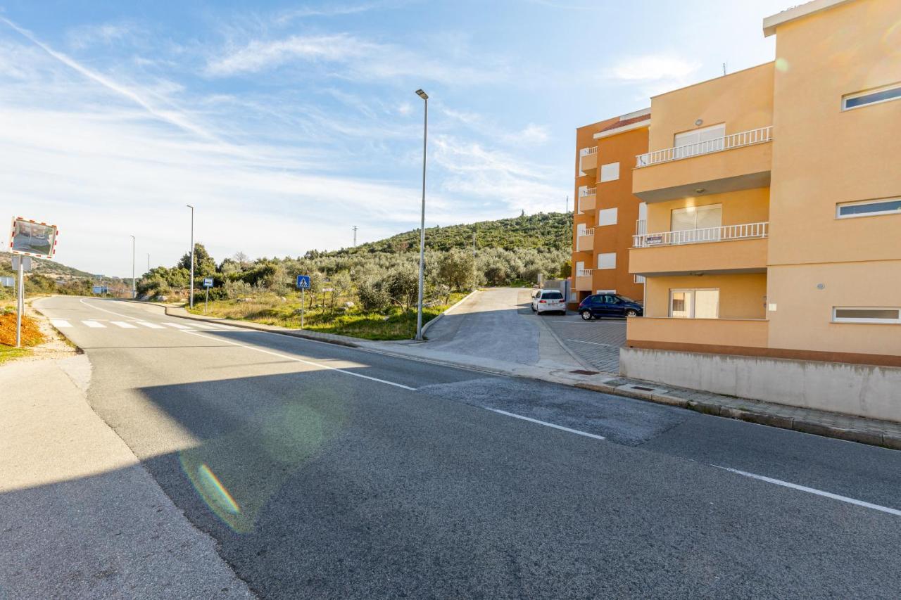 Spacious 2-Bedroom Apartment With Terrace And Parking Cavtat Exterior photo